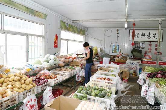 顧客在小申便民市場整齊的貨柜前選購食品。記者 張睿 攝