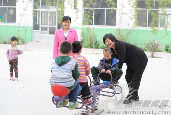 和孩子們快樂地做游戲。