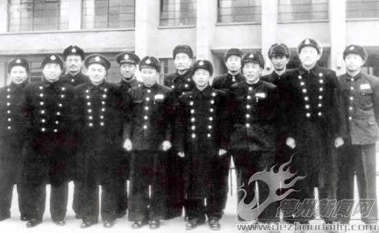 1951年，海軍初建時期主要負責人。后排左二為袁也烈。